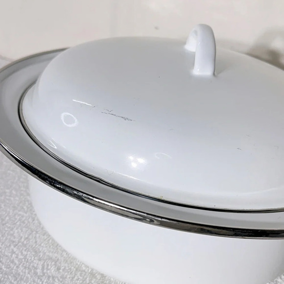 Vintage Enamelware White  Round Roaster Pot With Lid - Picture 6 of 16